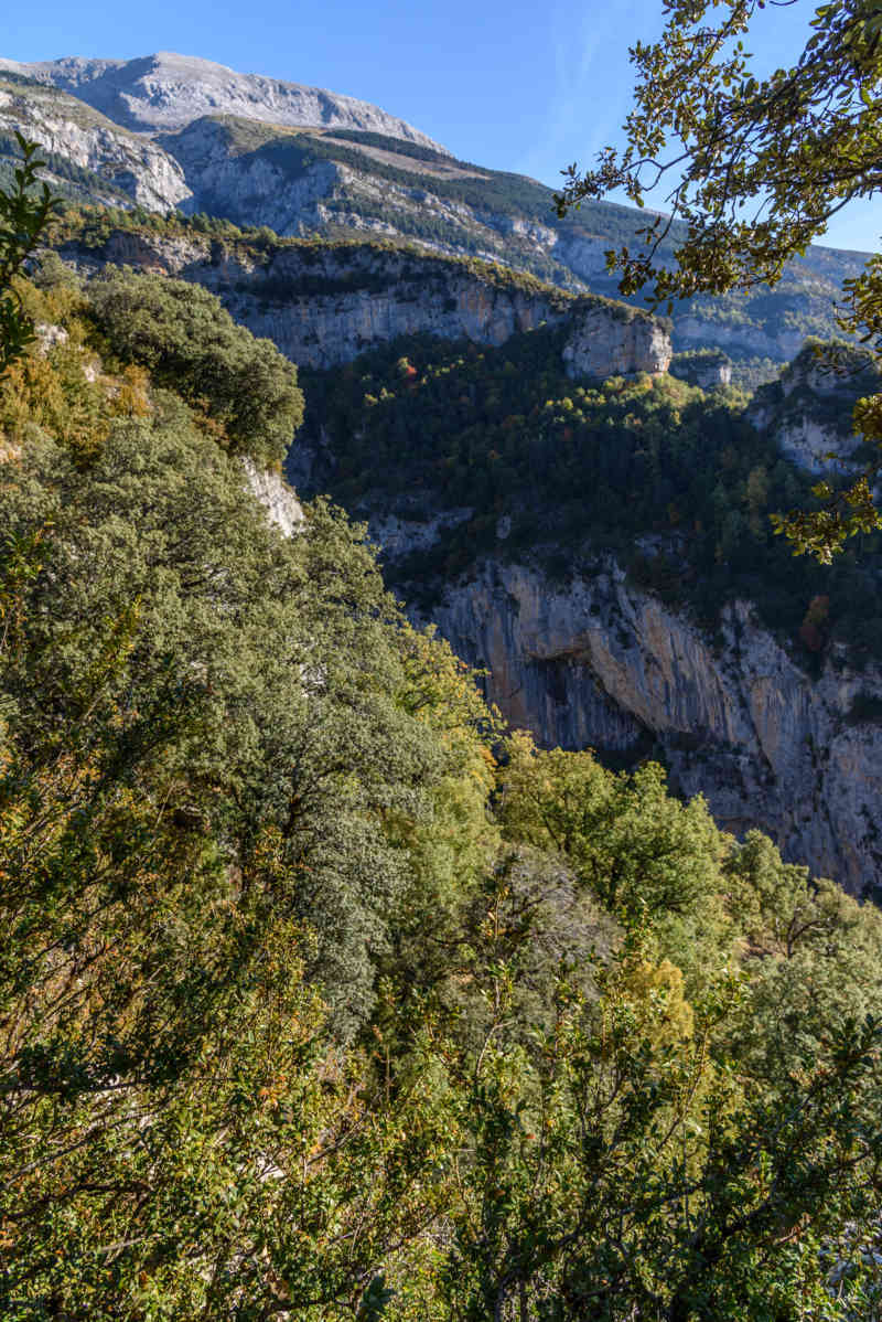 Huesca - parque nacional de Ordesa y Monte Perdido - valle de Escuaín 05 - garganta de Escuaín.jpg